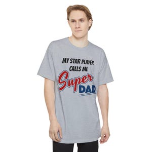 Camiseta "Meu Jogador Estrela Me Chama de Super Pai" | Estampa de Bola Esportiva, Número nas Costas