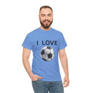 Op de afbeelding: Lichtblauw T-shirt met de tekst "I LOVE" boven een zwart-witte voetbalafbeelding. Het T-shirt is gemaakt van zacht materiaal. Een casual top voor elke dag.