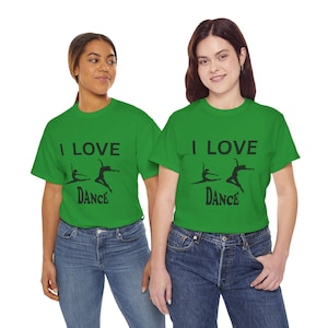 Op de afbeelding: Twee mensen dragen groene t-shirts met de zwarte tekst "I LOVE DANCE". De shirts hebben silhouetten van dansers. De modellen dragen een blauwe jeans.