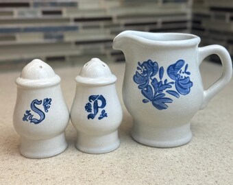 Vintage Pfaltzgraff Yorktowne Milchkännchen und Salz & Pfefferstreuer Set Blau Floral
