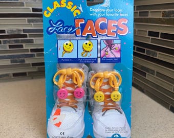 NOVOS enfeites de sapato Brookside Classic Lace Faces com carinhas sorridentes, estilo vintage, de 1989, rosa e amarelo.