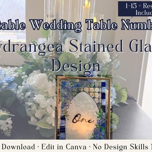 以下が含まれることがあります： 手書き風の「But First, Coffee」の文字が入った、黒い持ち手の白いセラミックマグカップ。白い面に置かれています。温かい飲み物用です。