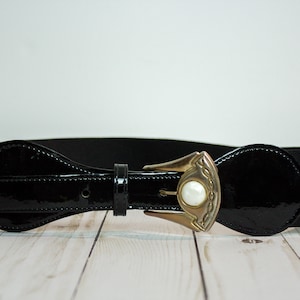 BLACK & GOLD Tone Buckle Vintage Retro Stretch Belt w Pearl-like Emblem / Waist Cinch / 80s Vibe / MEDIUM / 37.5