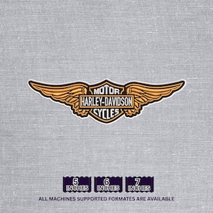以下が含まれることがあります： グレーの背景に、金と黒のハーレーダビッドソンサイクルスのロゴと翼。 「MOTOR HARLEY-DAVIDSON CYCLES」の文字が見えます。 画像には「5インチ」、「6インチ」、「7インチ」の文字も含まれています。