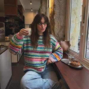 Maglione a righe colorate lavorato a mano: misto cotone e mohair oversize, maglione chiaro di luna / regalo per bambina