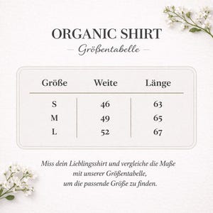 Może przedstawiać: Biała grafika z tekstem "ORGANIC SHIRT" i "Gr&ouml;&szlig;entabelle". Grafika zawiera tabelę rozmiar&oacute;w z rozmiarami S, M i L oraz wymiary w centymetrach dla szerokości i długości. Kwiatowe akcenty w rogach.