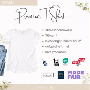 Może przedstawiać: Biały t-shirt z okrągłym dekoltem i podwiniętymi rękawami, na jasnym tle. Koszulka ma napis "Premium T-Shirt" w stylowym kroju pisma. Dodatkowy tekst i logo wskazują na cechy koszulki i etyczną produkcję.