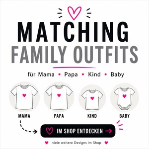 Może przedstawiać: Grafika przedstawiająca białe koszulki i body dla niemowląt, każda z r&oacute;żowym sercem. Tekst "MATCHING FAMILY OUTFITS" jest wyświetlany powyżej, z etykietami dla Mamy, Taty, Dziecka i Niemowlaka. Wezwanie do odkrywania więcej wzor&oacute;w.