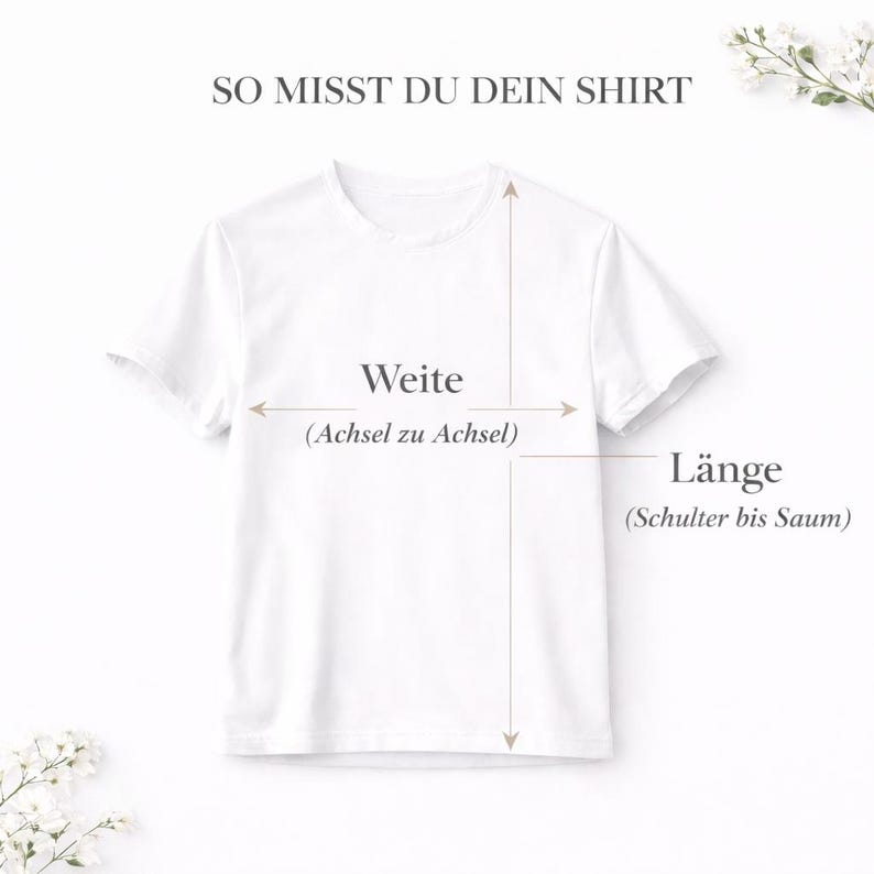 Może przedstawiać: Biała koszulka z tekstem i strzałkami wskazującymi, jak zmierzyć koszulkę. Tekst brzmi "SO MISST DU DEIN SHIRT", "Weite (Achsel zu Achsel)" i "L&auml;nge (Schulter bis Saum)". Koszulka jest wyświetlana na jasnym tle z kwiatowymi akcentami.