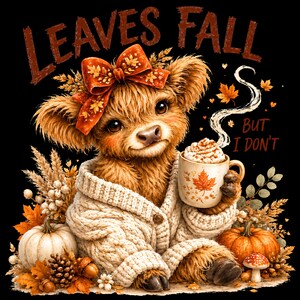 Puede incluir: Una vaca highland marrón y esponjosa con un cárdigan de punto trenzado color crema y un lazo a juego, sosteniendo una taza con un diseño de hoja de arce y nata. El texto dice LEAVES FALL BUT I DON'T, rodeado de calabazas y follaje otoñal.