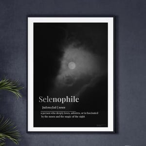 Impresión de Luna Selenófila: Arte mural imprimible, póster con cita celestial, fotografía del cielo nocturno, definición de palabras, decoración con efecto melancólico, arte digital
