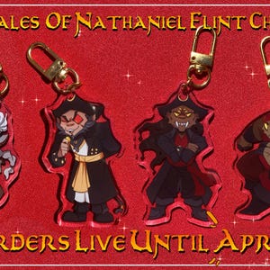 Puede incluir: Cuatro colgantes de acrílico con cierres dorados, que representan personajes de dibujos animados en varias poses. Los colgantes están sobre un fondo rojo con el texto "The Tales of Nathaniel Flint Charms" y "Pre-Orders Live Until April 4th!"