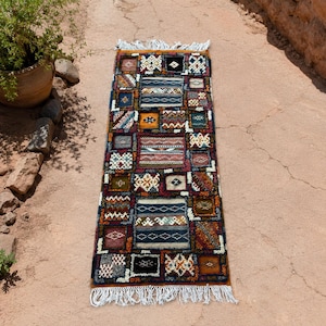 B1 Marockansk Berbermatta 150x70cm Handvävd BoTillwah Sampler Matta Taznakht Ull Multimotiv Patchwork Löpare Nkob Ait Ouaghrda Boho Dekor