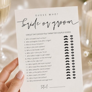 Puede incluir: Una tarjeta de juego rectangular blanca titulada Guess Who? Bride or Groom con texto y gráficos en negro. La tarjeta enumera dieciséis preguntas con iconos de bigote y labios para rodear las respuestas, terminando con una línea de puntuación.