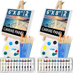 Könnte beinhalten: Zwei 15,24 cm mal 20,32 cm große Leinwandplatten auf Holzstaffeleien, eine weiße Kunststoff-Farbpalette mit verschiedenen Farben, ein Set Pinsel mit blauen Griffen und eine Schachtel mit zwölf Tuben Acrylfarbe mit der Aufschrift ACRYLIC COLOR.