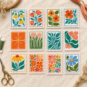 Könnte beinhalten: Zwölf rechteckige Stickaufnäher mit gezackten Rändern, die jeweils unterschiedliche Blumen- oder Pflanzenmotive in leuchtenden Farben wie Orange, Gelb, Rosa, Blau und Grün zeigen und in einem Raster auf einem neutralen Stoff angeordnet sind.