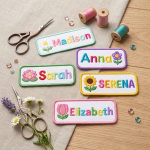 Puede incluir: Cinco parches rectangulares bordados con los nombres Madison, Anna, Sarah, Serena y Elizabeth, cada uno acompañado de un icono de flor de colores. El conjunto incluye dos pares de tijeras de metal, tres carretes de hilo y pequeñas cuentas.