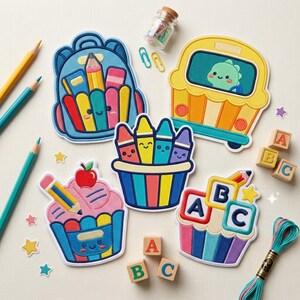 Puede incluir: Cinco parches bordados con diseños escolares que incluyen una mochila azul, un autobús amarillo con un personaje verde, una taza de crayones coloridos, un cupcake rosa con un lápiz y una manzana, y un cupcake con bloques ABC.
