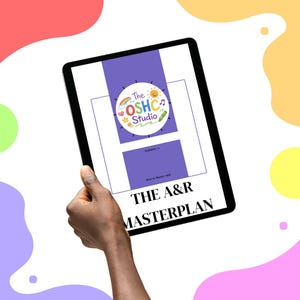 Può includere: Un tablet nero che mostra il logo "The OSHC Studio" con un arcobaleno, un sole e una nota musicale. Il testo "THE A&R MASTERPLAN" è in basso. Il tablet è tenuto in mano su uno sfondo colorato.