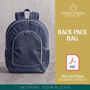 Op de afbeelding: Een marineblauwe rugzak met een textuur, voorzien van een groot hoofdvak en een kleiner voorvak, beide met zilveren ritsen. De zijkant heeft een gaasvak. Tekst bevat IsabellaClarkeElan, BACK PACK BAG, PDF en PDF PATTERN.