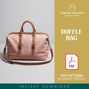 Può includere: Un borsone rosa chiaro con manici, finiture e tracolla regolabile in pelle marrone chiaro. La borsa presenta due cinghie verticali con fibbie e minuteria in metallo argentato. Il testo recita IsabellaClarkeElan Duffle Bag PDF Pattern.