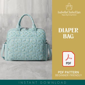 Puede incluir: Un bolso cambiador acolchado de color azul claro con un pequeño estampado floral amarillo y un bolsillo frontal. El bolso cuenta con dos asas superiores, bolsillos laterales y cierre de cremallera. El texto a la derecha incluye IsabellaClarkeElan, DIAPER BAG y PDF PATTERN.