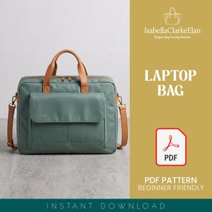 Könnte beinhalten: Eine salbeigrüne Laptoptasche mit beigen Kunstledergriffen und einem abnehmbaren Schultergurt. Die Tasche verfügt über eine Fronttasche mit Klappe, goldfarbene Reißverschlüsse und den Text IsabellaClarkeElan, LAPTOP BAG, PDF, PDF PATTERN.