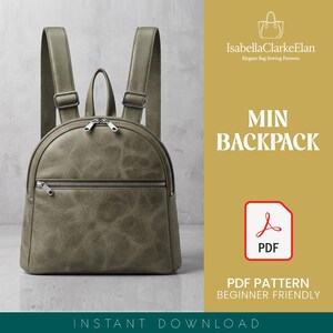 Puede incluir: Una mochila de color verde oliva con acabado texturizado, que cuenta con un asa superior, correas ajustables con herrajes plateados y un bolsillo frontal con cremallera. El texto dice IsabellaClarkeElan, MIN BACKPACK, PDF y PDF PATTERN BEGINNER FRIENDLY.