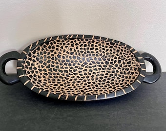 Cuenco de madera artesanal con estampado animal