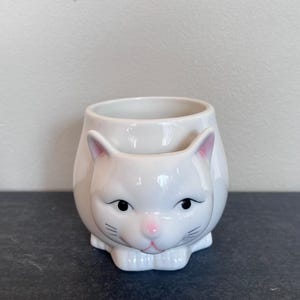 Może przedstawiać: Rustykalny drewniany szyld z napisem "Welcome to our home" w białych literach. Szyld ma postarzaną powierzchnię i prosty, zachęcający design, idealny na ganek lub do przedpokoju.