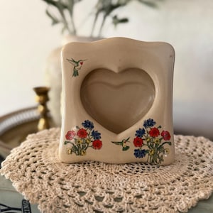 Vintage Takahashi San Francisco Ruby 1981 Kolibri-Herz-Wand-Taschenvase / Rahmen