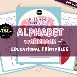 Könnte beinhalten: Ein Vorschul-Alphabet-Arbeitsbuch mit dem Titel "ALPHABET WORKBOOK" und dem Text "EDUCATIONAL PRINTABLES". Das Arbeitsbuch ist von Arbeitsblättern mit Alphabetübungen umgeben. Das Bild hat eine hellblaue und rosa Farbgebung.