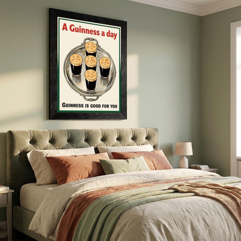 K&ouml;nnte beinhalten: Gerahmtes Vintage-Guinness-Poster. Das Bild zeigt ein silbernes Tablett mit f&uuml;nf l&auml;chelnden Guinness-Pints. Der Text lautet "A Guinness a day" und "Guinness is good for you."