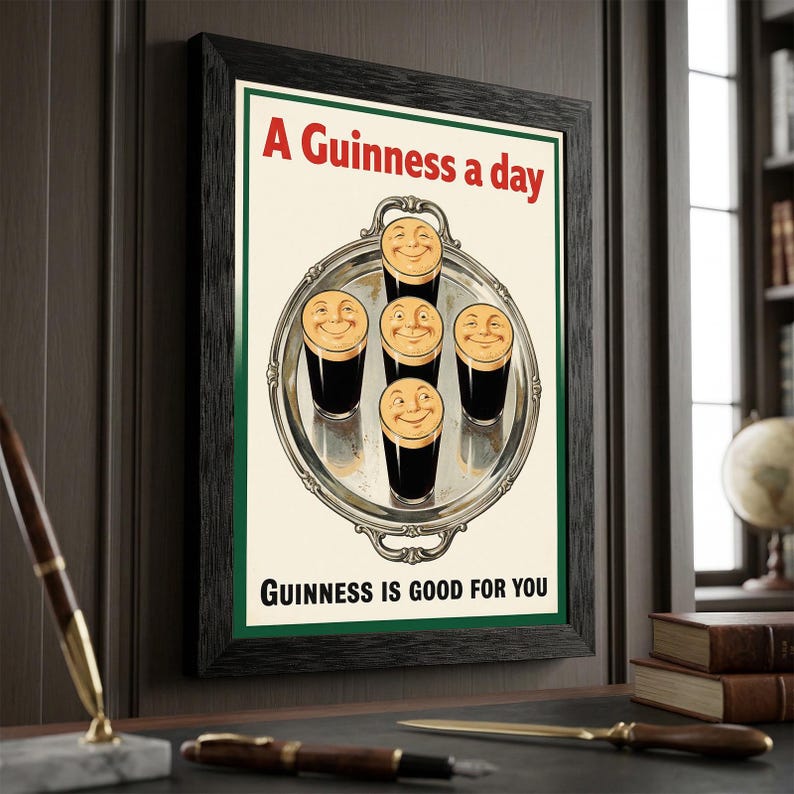 K&ouml;nnte beinhalten: Gerahmte Vintage-Guinness-Werbung. Das Poster zeigt f&uuml;nf l&auml;chelnde Pints Guinness auf einem silbernen Tablett mit dem Text "A Guinness a day" und "Guinness is good for you" in Rot und Schwarz.