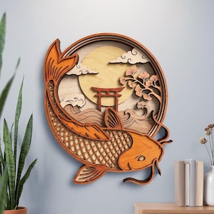 Peut inclure: Une décoration murale circulaire en bois multicouche représentant une grande carpe koï orange qui se courbe autour du cadre. L'arrière-plan montre un soleil clair, un torii rouge, des vagues stylisées et un arbre aux feuilles en éventail.