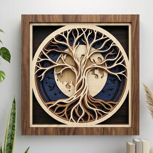 Peut inclure: Une décoration murale carrée en bois composée de plusieurs couches découpées au laser représentant un arbre de vie. Le centre circulaire montre une silhouette d'arbre en bois clair sur un fond bleu foncé avec une lune, des étoiles et des oiseaux.