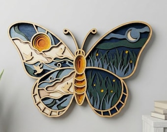 Puede incluir: Una pieza de arte mural de madera en capas con forma de mariposa y diseño dividido. El ala izquierda muestra un sol, nubes y aves en tonos amarillos y azules. El ala derecha representa una escena nocturna con una luna creciente y hierba.