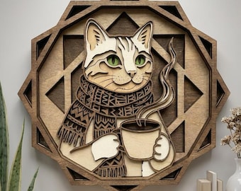 Puede incluir: Una pieza de arte mural de madera multicapa que muestra un gato de ojos verdes con una bufanda estampada y una taza humeante. El gato está centrado dentro de un marco octogonal con recortes geométricos, todo en varios tonos de madera marrón.