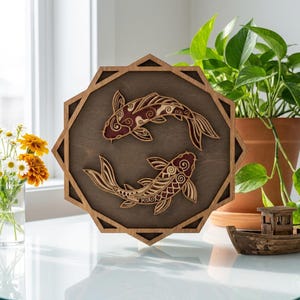 Può includere: Arte da parete in legno con due pesci koi in una cornice ottagonale. I pesci hanno dettagli rossi e color crema, su uno sfondo marrone scuro. La cornice è in legno marrone chiaro.