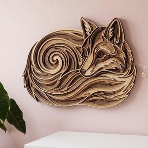 Puede incluir: Un letrero de madera hecho a mano con la palabra "Bienvenido" en una fuente juguetona. El letrero está pintado de blanco con un acabado envejecido y presenta un diseño floral. Mide aproximadamente 30 cm de ancho y 15 cm de alto.
