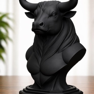 Könnte beinhalten: Mattschwarze Büsten-Skulptur eines Bullen. Die Skulptur zeigt einen detaillierten Kopf und Oberkörper eines Bullen, einschließlich Hörnern, Gesichtszügen und muskulöser Brust. Sie ist auf einem mehrstufigen, geometrischen Sockel montiert, geeignet für die Inneneinrichtung.
