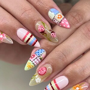 Patchwork Garten Drücken Sie die Nägel | Marienkäfer, Regenbogen, Streifen (Gel)