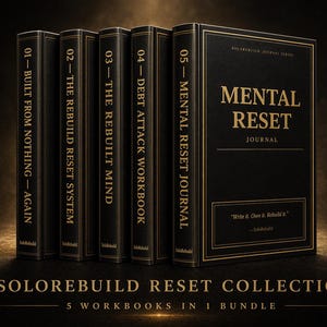 Op de afbeelding: Een verzameling van vijf zwarte werkboeken met gouden letters. Titels zijn onder meer "Mental Reset Journal" en "Debt Attack Workbook". De collectie heet "Solorebuild Reset Collection" met de slogan "5 Workbooks in 1 Bundle."
