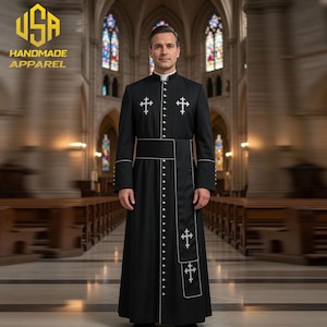 Może przedstawiać: Rustykalny drewniany szyld z napisem "Welcome to our porch" w białych literach. Szyld ma postarzaną powierzchnię i prosty, zachęcający design, idealny do dekoracji zewnętrznych.