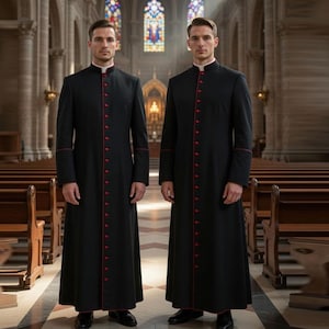 Może przedstawiać: Dwie czarne sutanny z czerwonymi wykończeniami i guzikami noszą dwie osoby w kościele. Sutanny mają długie rękawy i wysoki kołnierz. Tło przedstawia ławki, witraże i detale architektoniczne.