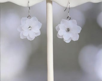 Handmade White Polymer Clay Flower Earrings – Romantic Summer Jewelry (2.2cm)