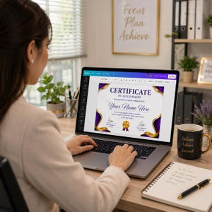 Peut inclure: Un &eacute;cran d'ordinateur portable affichant un mod&egrave;le de certificat de r&eacute;ussite num&eacute;rique avec des bordures ondul&eacute;es violettes et dor&eacute;es, incluant le texte Certificate of Achievement, Your Name Here, et deux lignes de signature avec une ic&ocirc;ne de sceau dor&eacute;.