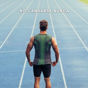 Puede incluir: Una camiseta deportiva sin mangas con patrón verde y gris, pantalones cortos de compresión negros y zapatillas de correr azules en tacos de salida sobre una pista azul. El texto NO CANSARSE NUNCA y DE ESTAR EMPEZANDO SIEMPRE es visible.