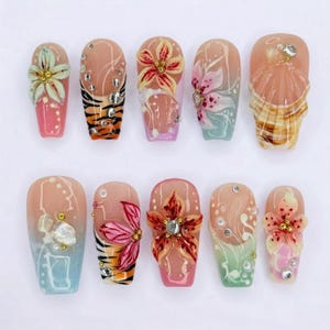 Tropische pers op nagels met 3D-bloem-, schelp- en tijgerprint | 3D-nepnagels in kist | Heldere handgemaakte nailart voor zomer en vakantie