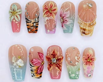 Uñas postizas tropicales con estampado de flores, conchas marinas y tigre en 3D / Uñas postizas en forma de ataúd / Diseño de uñas brillante hecho a mano para el verano y las vacaciones.